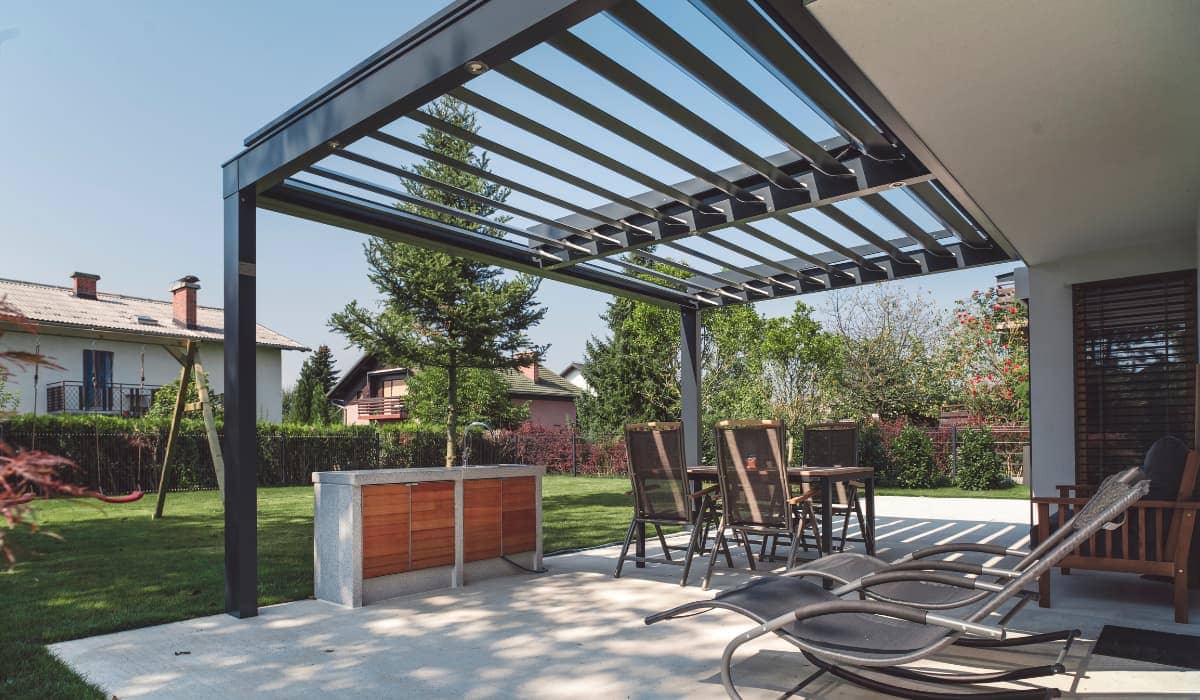 Pérgola con techo retráctil